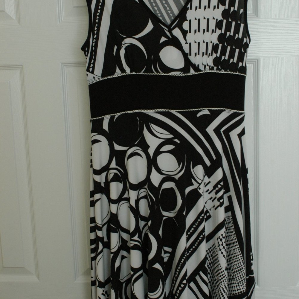 New never been worn Joseph Ribkoff size 14 black and white sleeveless dress.